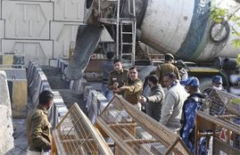 Delhi Police , barricading , gazipur border , tikri border