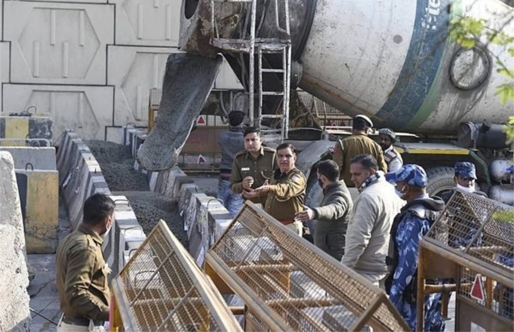 Delhi Police , barricading , gazipur border , tikri border