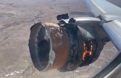 वीडियो: हवा में बिखर गया अमेरिकी यात्री विमान Boeing 777-200 का इंजन, घरों की छतों पर गिरे टुकड़े