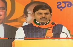 आंध्र प्रदेश: डिबेट के दौरान BJP नेता को पैनलिस्ट ने चप्पल से मारा, VIDEO VIRAL