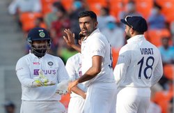 सवालों में नरेंद्र मोदी स्टेडियम की पिच; हरभजन, युवराज और लक्ष्मण बोले- यह पिच टेस्ट के लायक नहीं