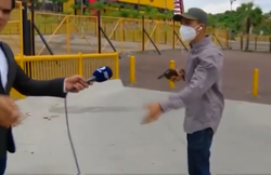 LIVE ब्रॉडकास्ट के दौरान रिपोर्टर को तमंचा दिखा कर लूटा, VIDEO वायरल