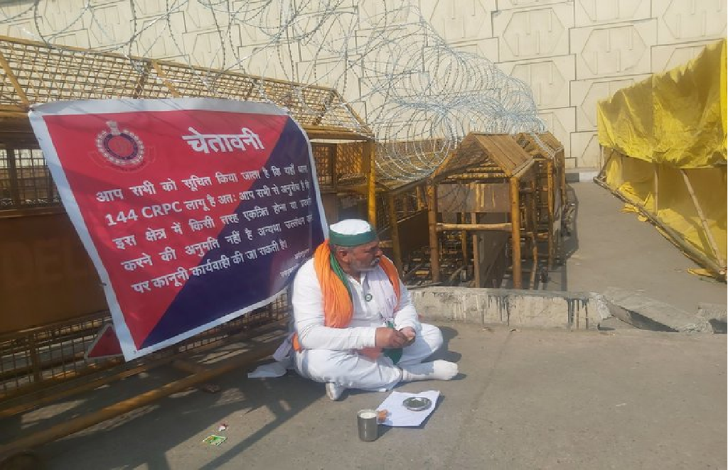 सड़क पर बैठकर खाना खाते किसान नेता राकेश टिकैत (फोटो सोर्सः ट्विटर/@rakeshtikaitbku)