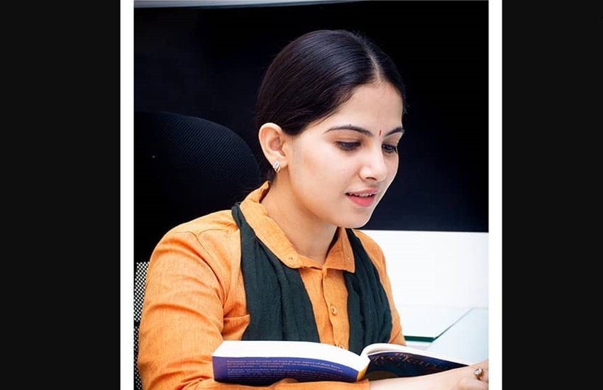 इन्होंने पंडित गोविंदराम मिश्र से दीक्षा ली। पंडित इनकी कृष्ण भक्ति को देखकर इन्हे राधा बुलाया करते। और उन्होंने ही इन्हें सर्वप्रथम किशोरी की उपाधि दी। तबसे ही जया शर्मा साध्वी जया किशोरी हो गईं।