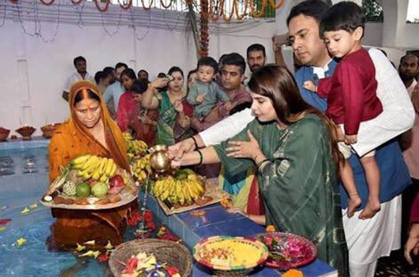 चंदा यादव अकसर पति के साथ पटना अपने माता-पिता के यहां आती रहती हैं।