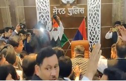 मेरठ: SSP कार्यालय में घुसकर वकीलों किया हंगामा, साथी अधिवक्ता के आत्महत्या के मामले में BJP विधायक पर कार्रवाई की मांग