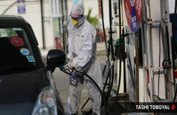 पेट्रोल सौ पार, तीन डिजिट के दाम मशीनों में डिस्प्ले नहीं होने से बिक्री रुकी