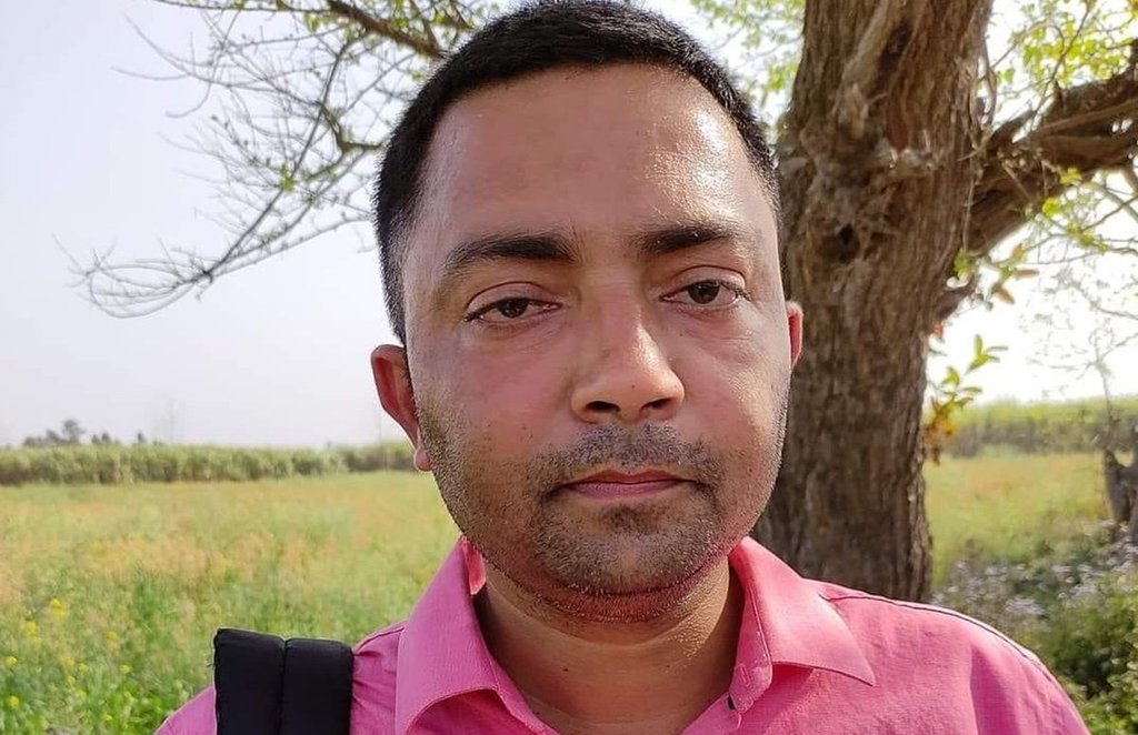 एबीपी न्यूज के रिपोर्टर रक्षित सिंह ने कैमरे पर ही दे दिया इस्तीफा। (फोटो- Twitter/RakshitDeepak)