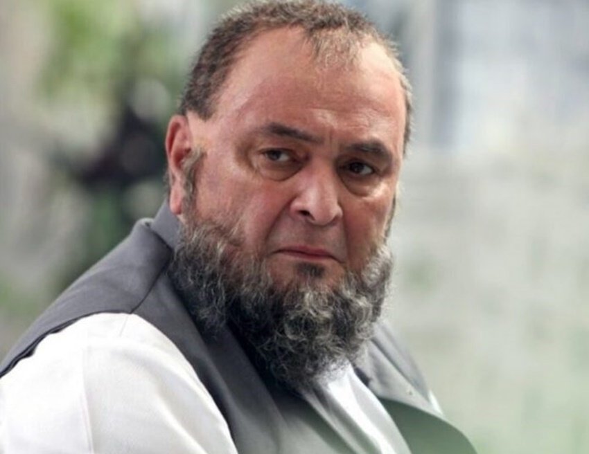 ऋषि कपूर के इस ट्वीट पर काफी हंगामा हुआ था। कांग्रेस ने उन्हें बीजेपी का आदमी करार दिया था। कुछ लोगों ने तो उन्हें धमकी भी दी थी साथ ही उनके घर पर पथराव भी हुआ।