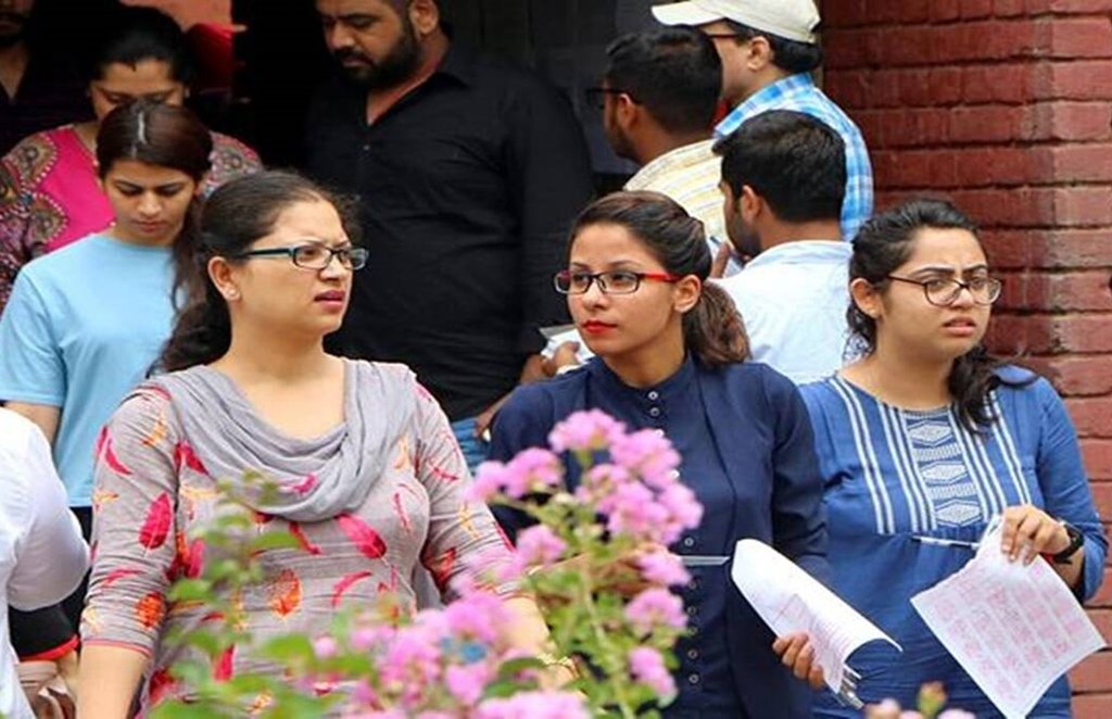 अगर आप भी सरकारी नौकरी की तलाश में हैं तो यहां जानेंगे  कि आपकी पढ़ाई और अनुभव के मुताबकि आपके लिए कौनसी नौकरी ठीक है। (Express Photo by Kamleshwar Singh)