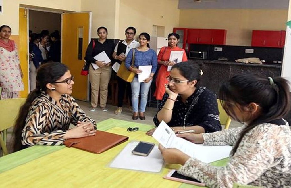 हम यहां देशभर में निकलीं सरकारी नौकरियों की जानकारी दे रहे हैं। (फोटो: एक्सप्रेस आर्काइव)