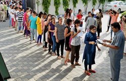 Sarkari Naukri: शिक्षा, स्वास्थ्य, सेना, पुलिस और प्रशासन समेत इन विभागों में निकली हैं सरकारी नौकरी