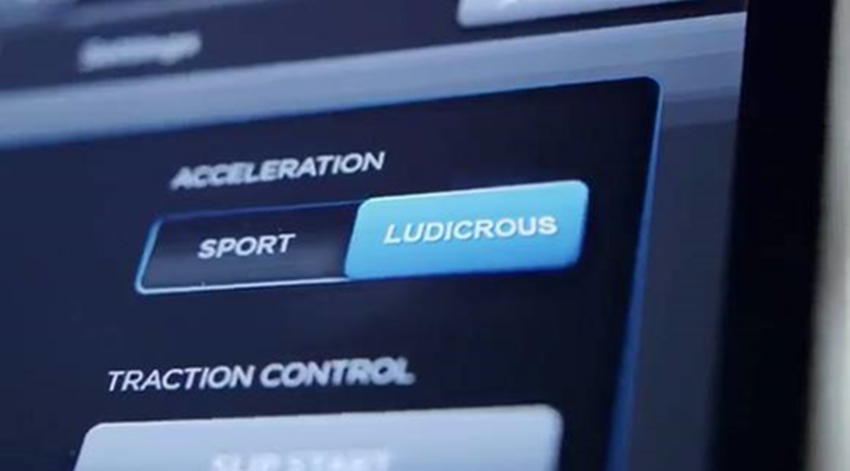 टेस्ला की कार में एक शानदार फीचर है। इस फीचर के तहत आप कार को दो मोड- Ludicrous And Sport Mode में चला सकते हैं। आप अपनी सुविधानुसार मोड चुन सकते हैं।