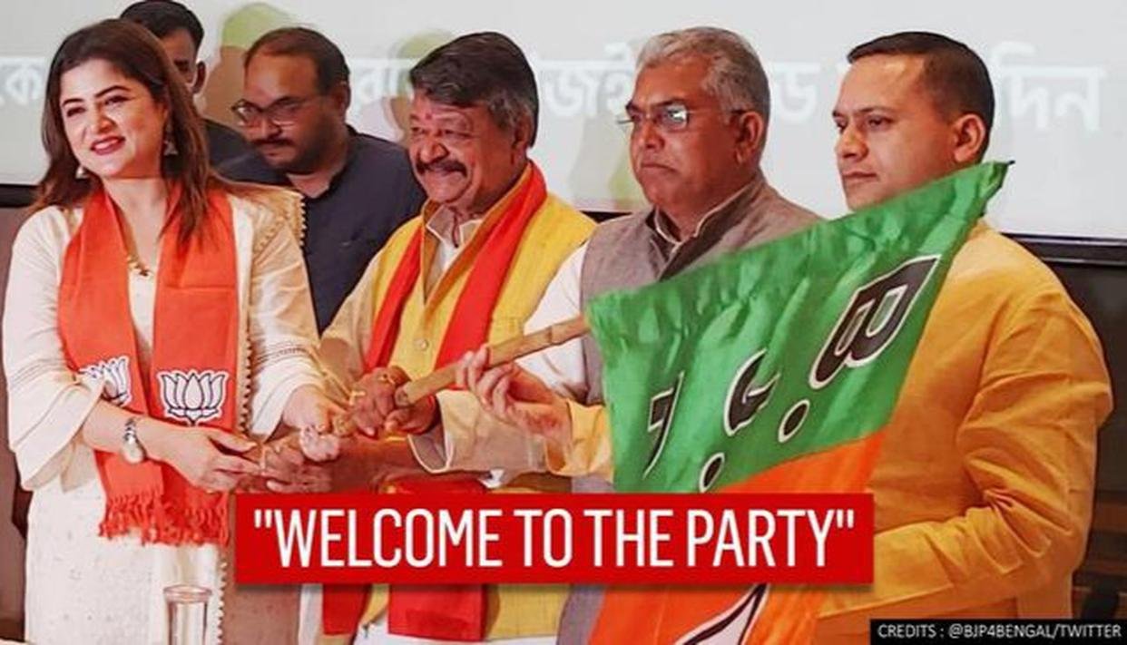 हाल ही में फिल्मों के साथ श्राबंती ने राजनीति में भी कदम बढ़ा दिया है। उन्होंने 1 मार्च को बीजेपी की सदस्यता ग्रहण की थी। बता दें कि श्राबंती को टक्कर देने के लिए टीएमसी ने पार्थ चटर्जी को मैदान में उतारा है। वह टीएमसी में शिक्षा मंत्री हैं और इनका नाम पोंजी घोटाले में भी उठ चुका है। (Photo: Social Media)