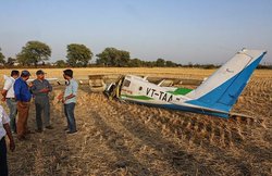 देखिए, गेहूं के खेतों में गिर गया विमान, बाल-बाल बच गए तीनों क्रू