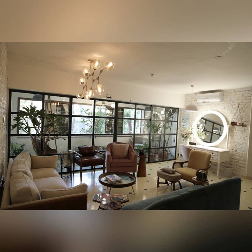 प्रोडक्शन हाउस के इंटीरियर को काफी क्रिएटिव और स्टाइलिश तरीके से डेकोरेट किया गया है।