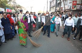 woman officer protect shivraj, shivraj talks to woman scavengers, shivraj sweeps road with scavengers, shivraj singh chauhan on womans day, shivraj on road with scavengers, female officer security to shivraj,