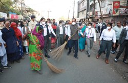 Women’s Day पर महिला कामगारों के साथ म.प्र की सड़कों पर मुख्यमंत्री, झाड़ू भी लगाया; देखें- VIDEO