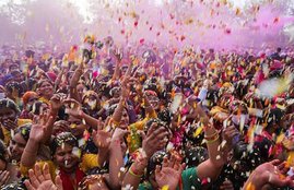 Dunia mere aage, Holi, Mathura