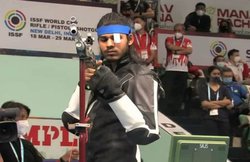 ISSF Shooting World Cup 2021: इलावेनिल और दिव्यांश ने किया कमाल, टूर्नामेंट में भारत को मिला तीसरा गोल्ड