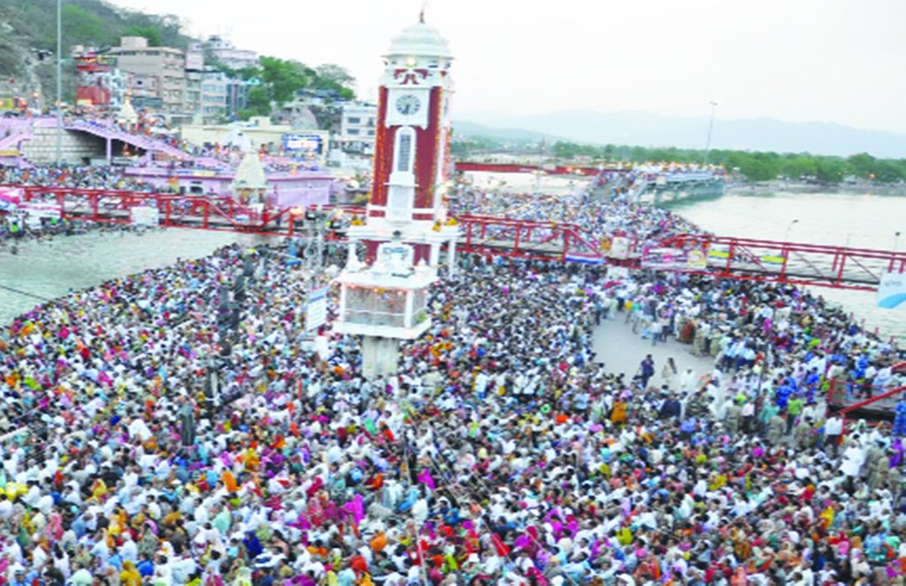 कुंभ मेले में करोड़ों लोग आस्था की डुबकी लगाकर स्वयं को धन्य पाते हैं। फाइल फोटो।