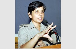 सपा नेता की गाड़ी में राइफल मिली तो लगाई थी क्लास, जानिए कौन हैं किडनी रैकेट का भंडाफोड़ करने वाली IPS मंजिल सैनी