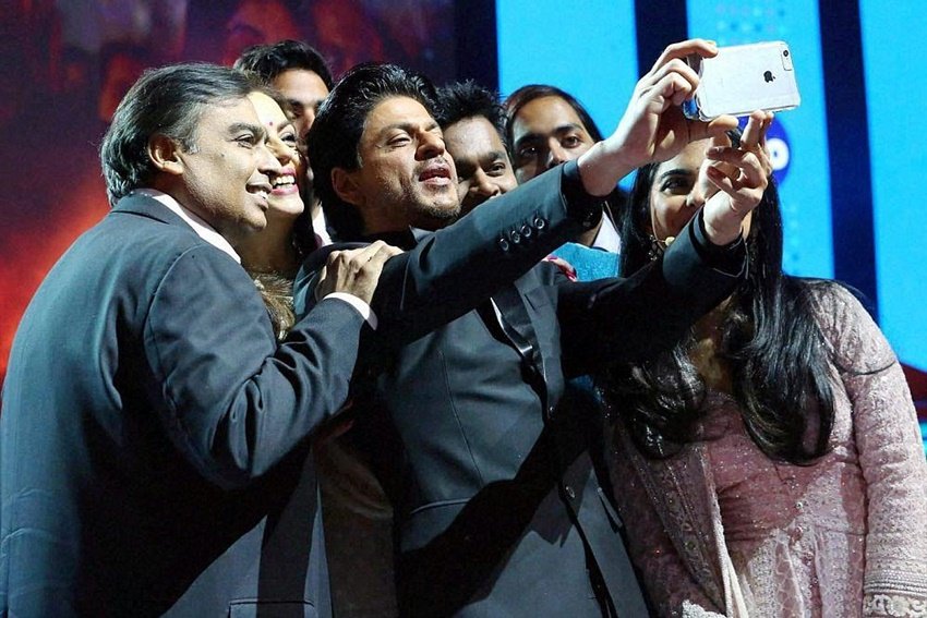 मुकेश अंबानी को लेट नाइट पार्टीज से भी परहेज है। वह ज्यादातर समय कोशिश करते हैं कि उन्हें लेट नाइट पार्टीज में ना जाना पड़े।