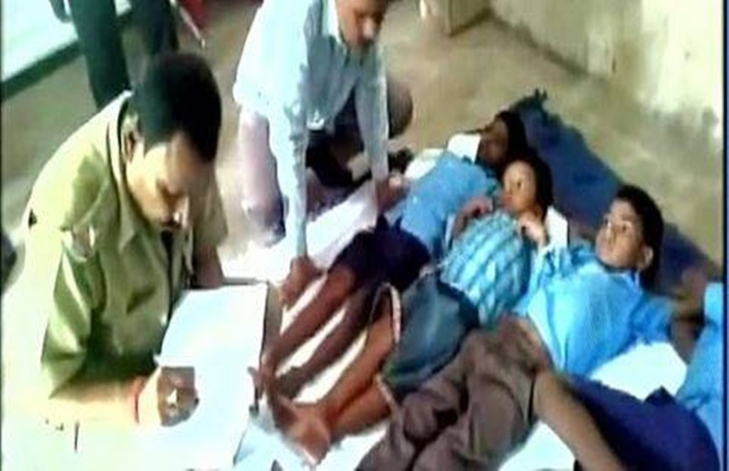 स्‍कूल में मिड डे मील खाने से बच्‍चे हुए बीमार। फाइल फोटो।