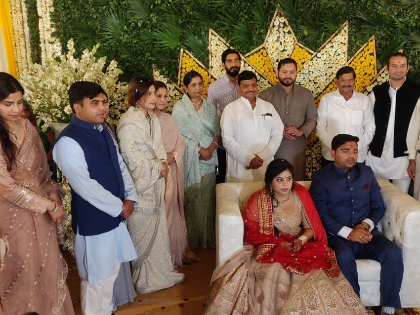 कार्यक्रम में अखिलेश यादव के चाचा शिवपाल सिंह यादव समेत परिवार के और सदस्य।