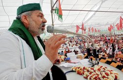 अपने ही रुख से पलटे टिकैत? पहले कहा- मंच पर न होने देंगे राजनीति, अब बोले- विपक्ष नहीं दे रहा किसानों को अधिक समर्थन