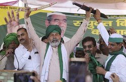 किसान महापंचायत के मंच पर साथ नजर आए राकेश टिकैत और भीम आर्मी के ‘रावण’, केंद्र को दी चुनौती