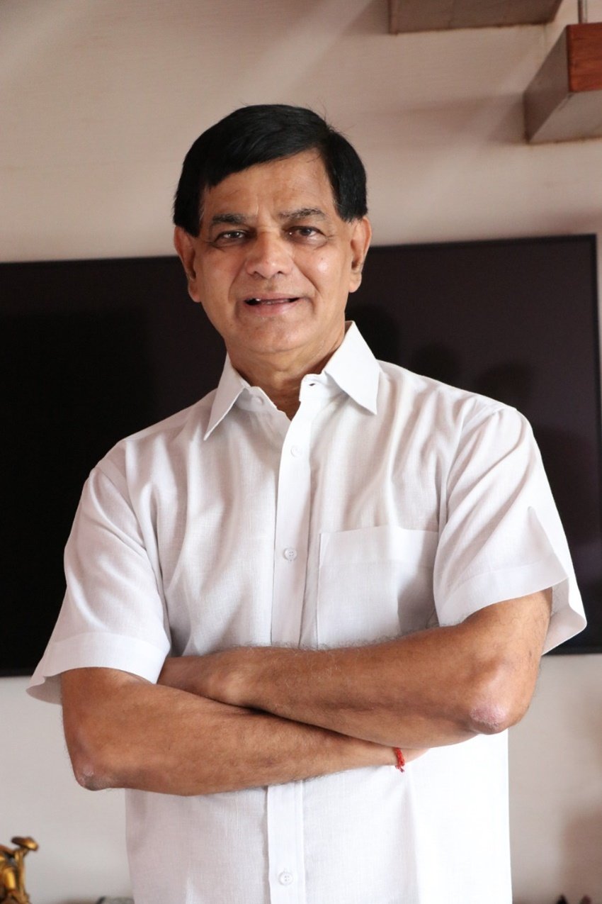 sachin wazhe wiki bio, mukesh ambani, antillia bomb case