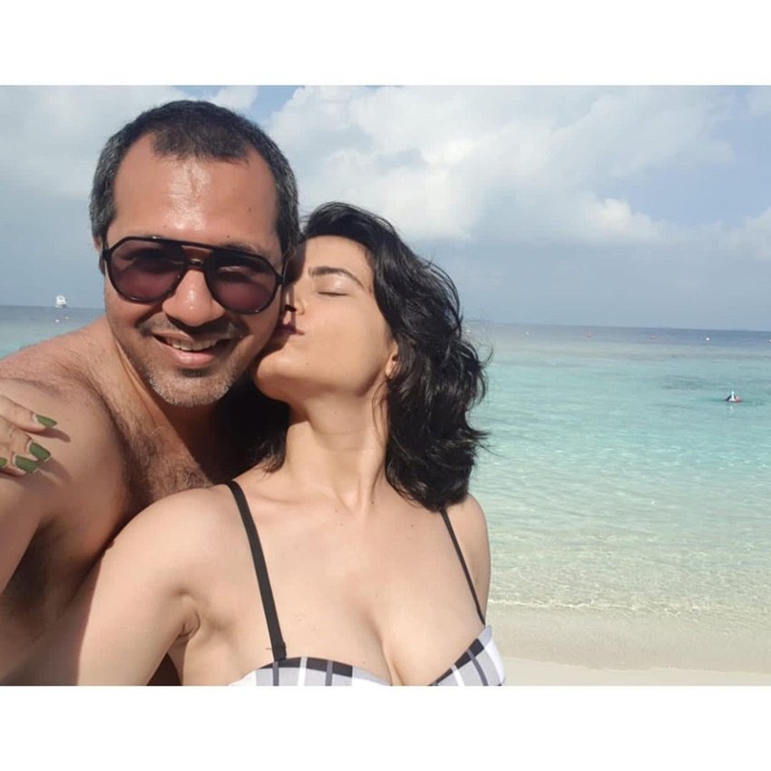 इन तस्वीरों में वह अपने पति के साथ रोमांटिक पोज देते दिख रही हैं।