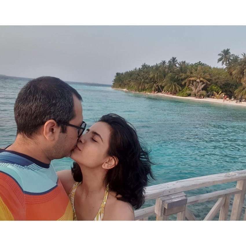 प्रिया अहूजा के पति मालव राजदा भी तारक मेहता का उल्टा चश्मा से जुड़े हुए हैं।