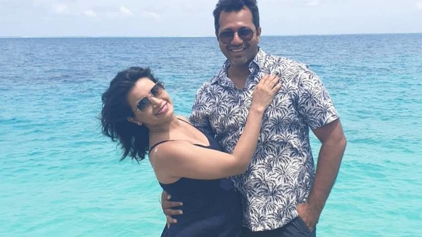 प्रिया सोशल मीडिया में अकसर पति मलव राजदा के साथ तस्वीरें शेयर करती रहती हैं।