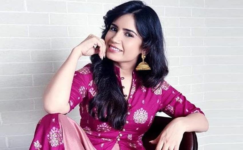 प्रिया अहूजा शो के डायरेक्टर मलव राजदा को ही दिल दे बैठीं और 2011 में दोनों ने शादी रचा ली।