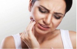 दांतों और मसूड़ों के दर्द से हैं परेशान, तो इन घरेलू उपायों से हो सकता है फायदा