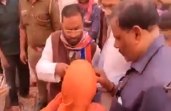 UP: ‘न घर, न खाना है…’, हाथ जोड़ नौकरी मांग रही थी महिला, सबके सामने मंत्री लगे दुत्कारने; देखें- VIDEO