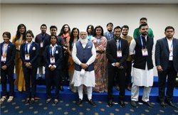 बांग्लादेशी युवाओं के बीच बिना मास्क नरेंद्र मोदी, सोशल मीडिया पर लोग कर रहे सवाल