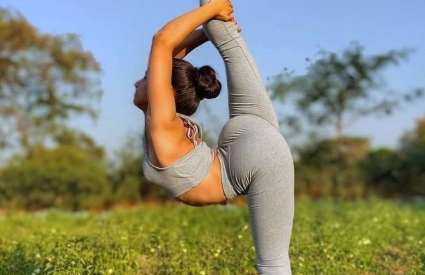 एक्सरसाइज में वेरिएशन होना चाहिए। जैसे एक दिन आप वाकिंग या रनिंग करें अगले दिन आपको केवल स्ट्रेचिंग करें। इस तरह से एक्सरसाइज करने से बॉडी के फैट सेल्स तेजी से टूटते हैं।