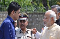 कलेक्टर ने BJP नेता को मीटिंग से कर दिया था बाहर, PM मोदी से हाथ मिलाते वक्त पहनावे को लेकर भी रहे चर्चा में; IAS अमित कटारिया की कहानी…