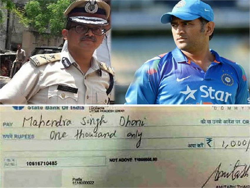 2015 क्रिकेट विश्वकप के सेमीफाइनल मैच में ऑस्ट्रेलिया के हाथों मिली हार के बाद अमिताभ ठाकुर ने तत्कालीन कप्तान महेंद्र सिंह धोनी को 1000 रुपए का चेक भेजा था और एक नोट भी भेजा जिसपर लिखा था- मैच हारने के लिए धन्यवाद।