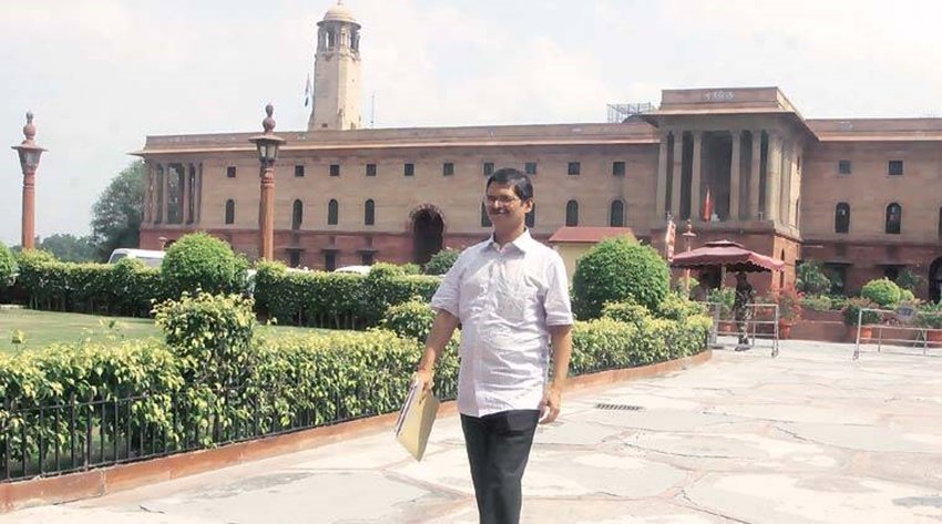 Amitabh Thakur IPS: यूपी सरकार ने चर्चित आईपीएस अमिताभ ठाकुर (Amitabh Thakur) को जबरन रिटायर कर दिया है। केंद्रीय गृह मंत्रालय ने स्क्रीनिंग में अमिताभ ठाकुर को लोकहित में सेवा में बनाये रखे जाने के उपयुक्त नहीं पाया है। ऐसे में यूपी सरकार ने आदेश जारी कर तात्कालिक प्रभाव से समय से पहले ही उनको अनिवार्य सेवानिवृत्ति दे दी। अमिताभ ठाकुर अपने कार्यकाल में कई बार चर्चा में रहे। आइए जानें उनसे जुड़े कुछ किस्से: