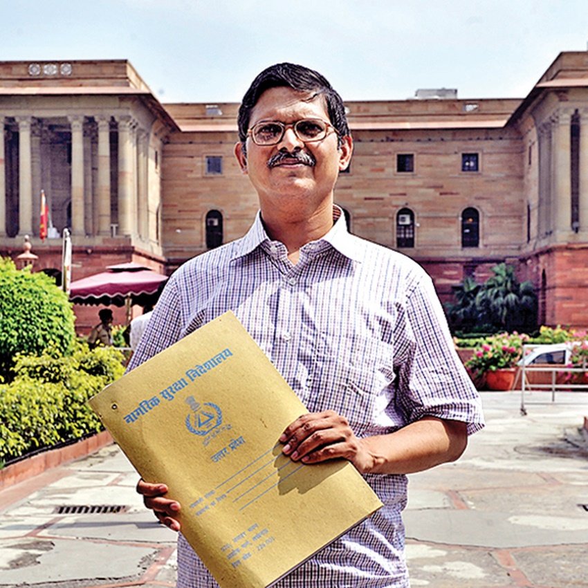 अमिताभ ठाकुर ने फिल्मों में 'मुन्नी बदनाम' और 'शीला की जवानी' जैसे गानों पर बैन लगाने के लिए इलाहाबद हाईकोर्ट में याचिका भी लगाई थी।
