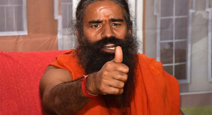 लंबी गाड़ी, चार्टेर्ड प्लेन और टैक्स छिपाने को ट्रस्ट?- पत्रकार ने दागा था प्रश्न; बोले थे रामदेव- मैं अय्याश बाबा नहीं हूं…