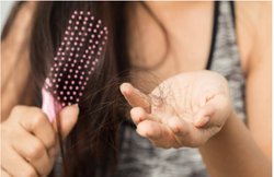 बालों को झड़ने से रोकने में कारगर हैं ये योगासन, जानिये क्या कहते हैं बाबा रामदेव