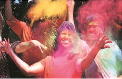 कपड़ों पर लगे होली के रंग को इन घरेलू उपायों से करें साफ, जानिये