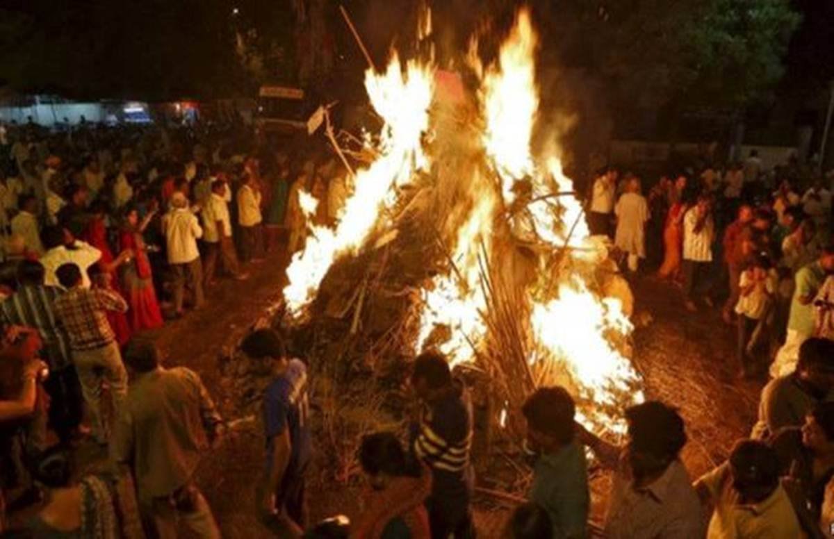 Holi 2021, Holika Dahan 2021 Date, Puja Vidhi, Muhurat, Time, Samagri,  Mantra, Puja Timings Kab Hai, Aarti in Hindi: All You Need to Know - Holika  Dahan 2021 Date, Puja Vidhi, Muhurat: