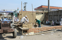 कृषि कानूनः सिंघु बॉर्डर के पास खड़ी की पक्की दीवार, तो किसानों के खिलाफ 2 केस, SKM बोला- स्थायी ढांचे न बनाएं