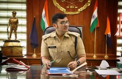 मोदी के मंत्री के काफिले को मंदिर में जाने से रोका, बहस हुई तब दिया था करारा जवाब; जानिए कौन हैं साहसी IPS अफसर यतीश चंद्र